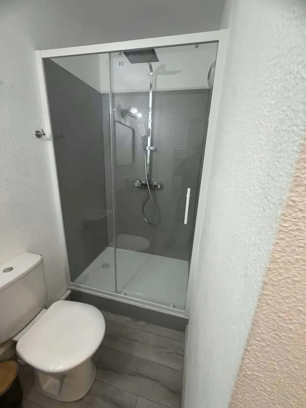 Douche rénovée avec des panneaux muraux - Après
