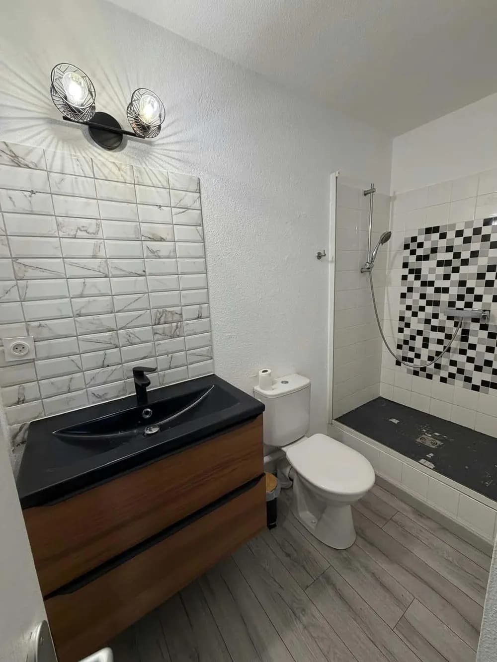 Receveur de douche carrelé abîmé avant les travaux