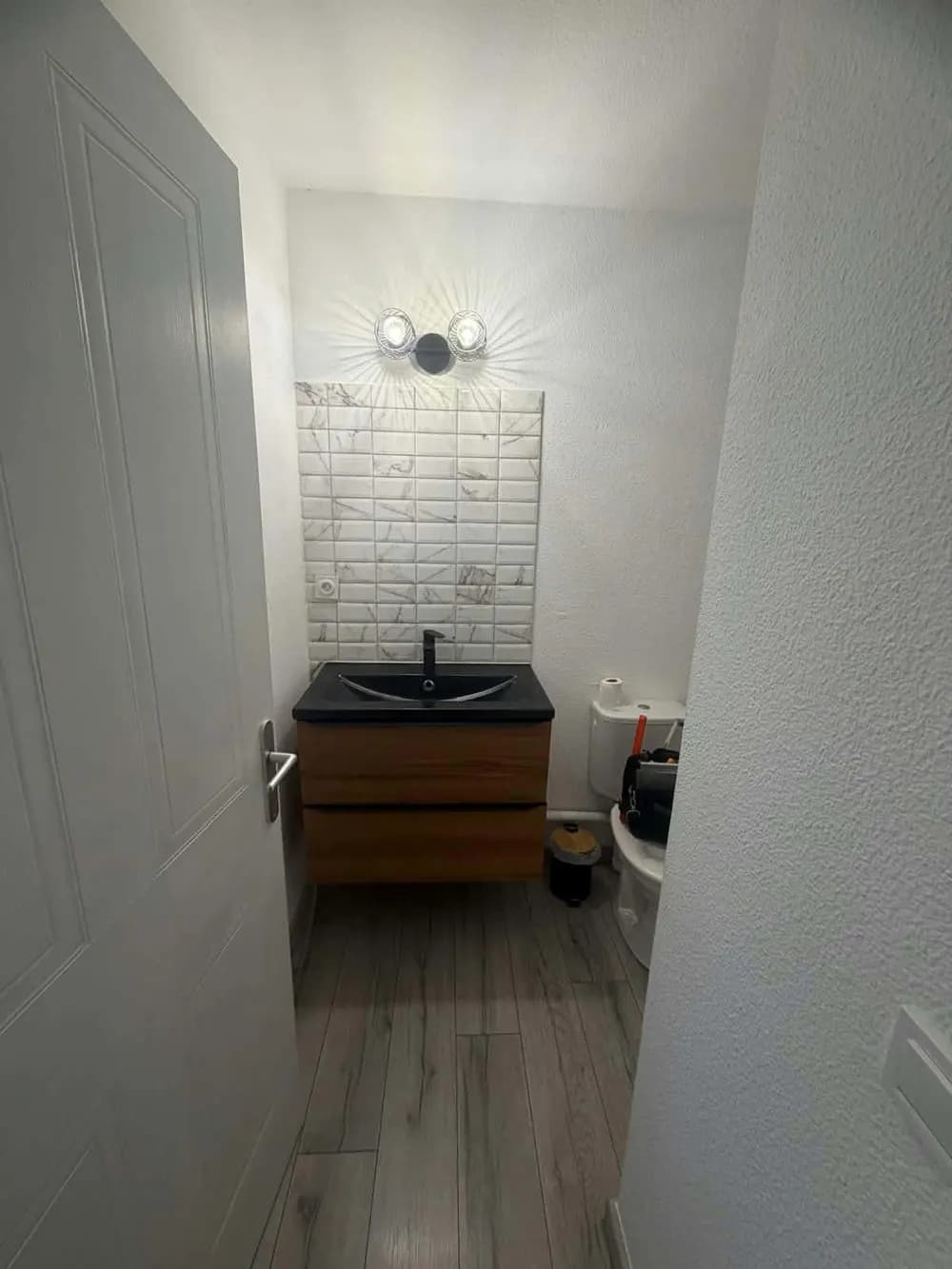 Coin lavabo avant rénovation avec crédence en carrelage