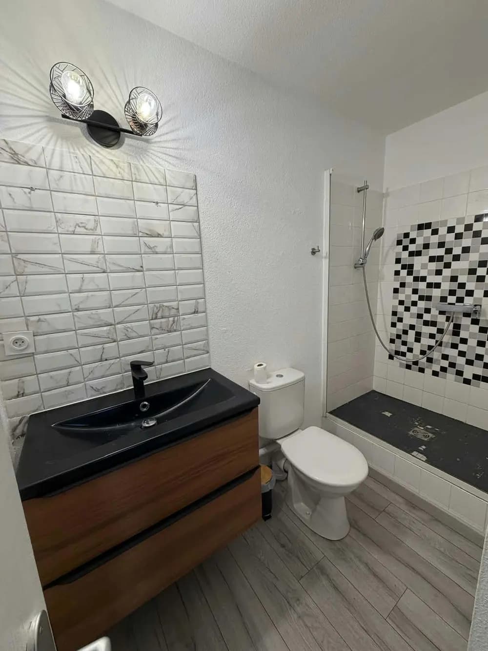 Salle de bain avant rénovation avec douche carrelée et mosaïque