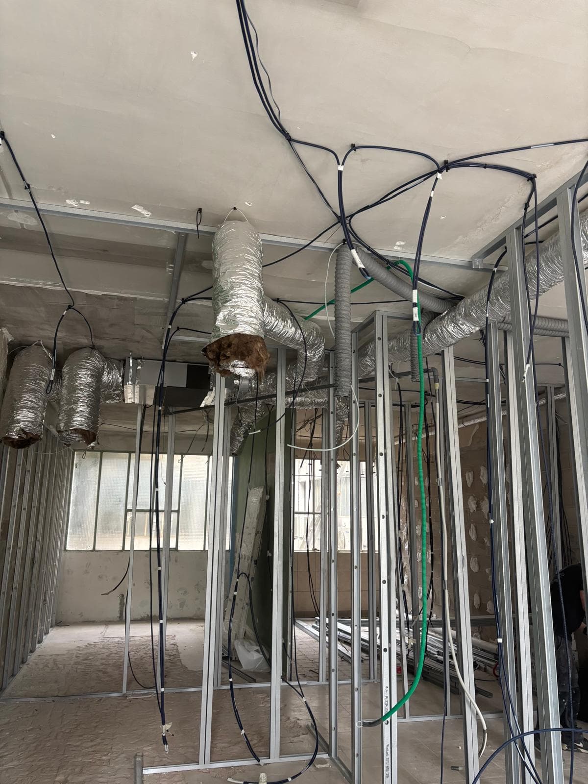 Installation de gaines de ventilation et câblage électrique