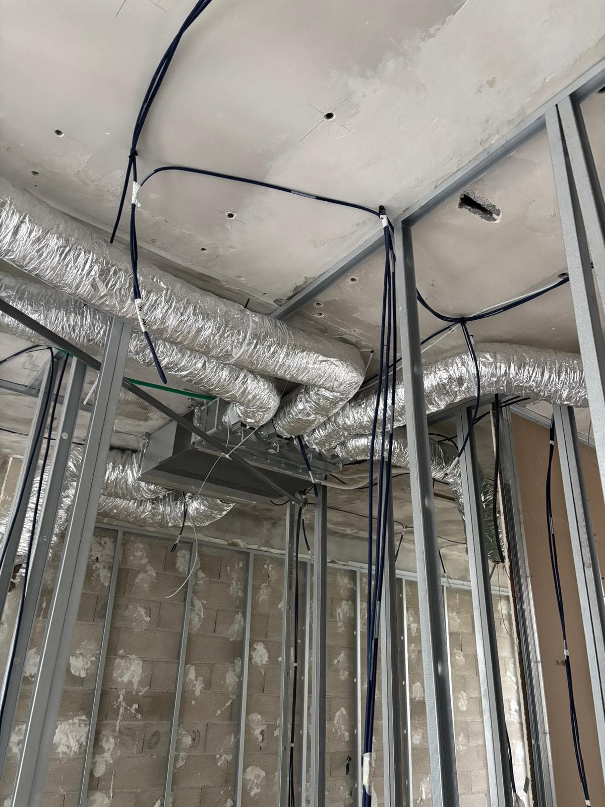 Installation de gaines de ventilation et câblage électrique