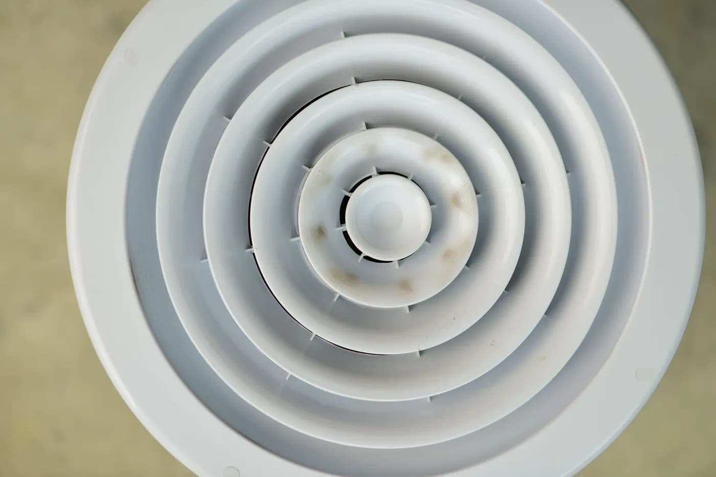 Bouche de ventilation légèrement encrassée pouvant devenir bruyante