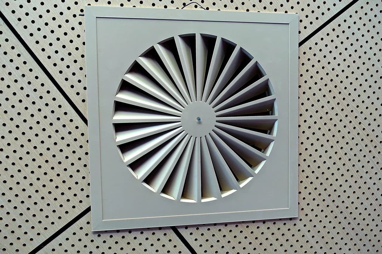 Bouche d'extraction au plafond illustrant une VMC bruyante