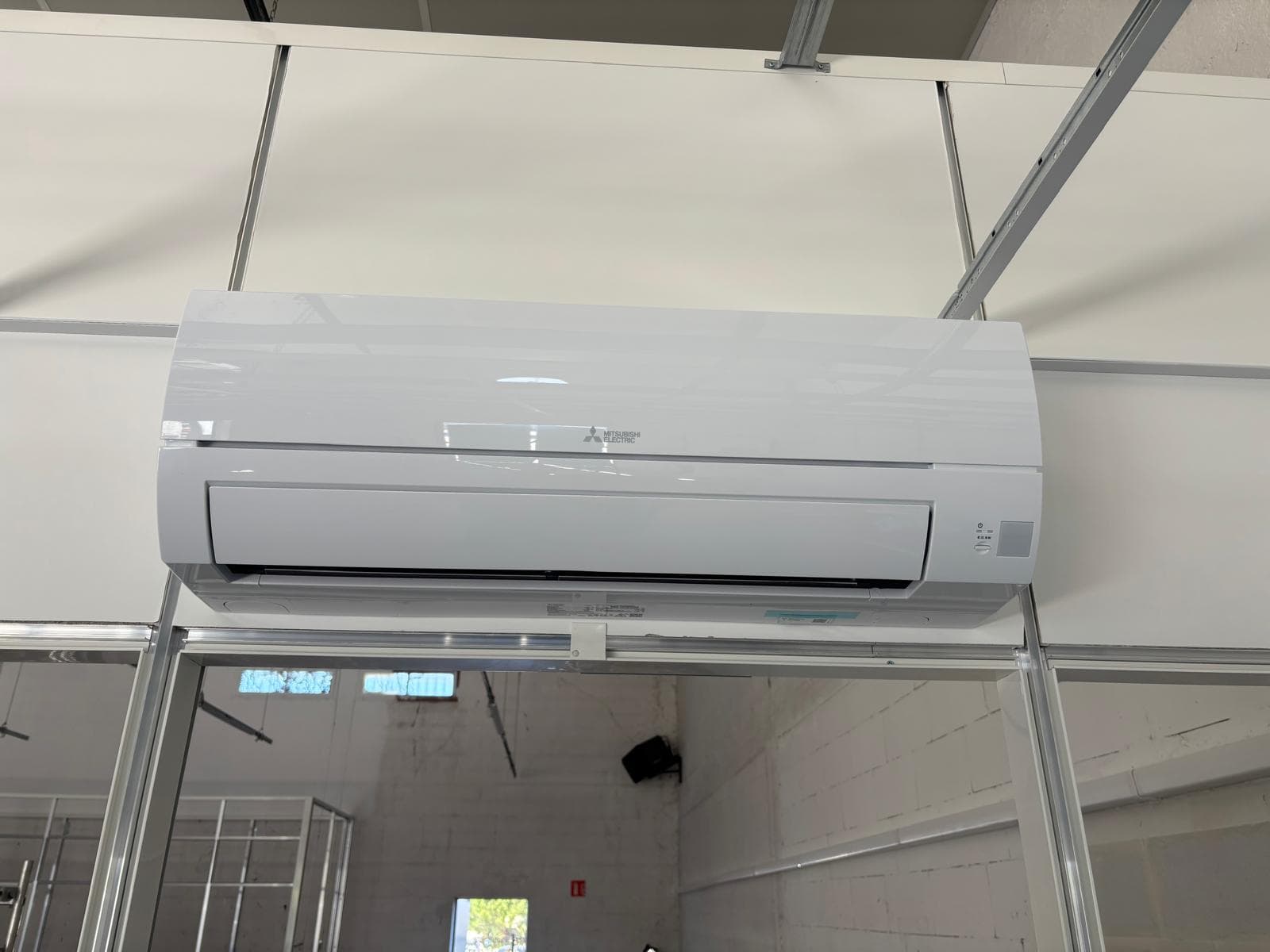 Unité intérieure murale de climatisation réversible Mitsubishi Electric installée par Niko Dépannage